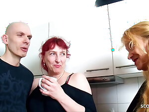 Reife deutsche Hausfrau schenkt Ehemann ersten FFM Dreier more der Küche